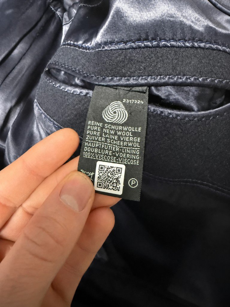 Coat with a Givli QR label